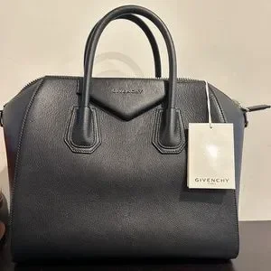 【関税＆送料込み】Givenchy 'Antigona' Medium Handbag Medium Antigona bag in - black | Givenchy US